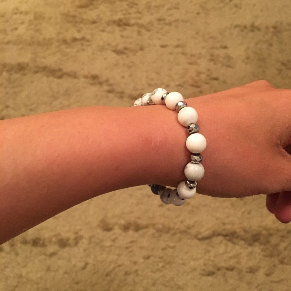 🎉6XHP🎉 Stretch Silver Bracelets - Picture 5 of 5